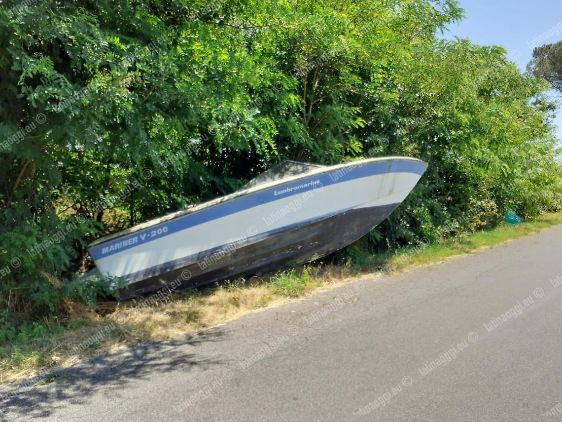 Una barca abbandonata a bordo strada lungo via Pantanelle