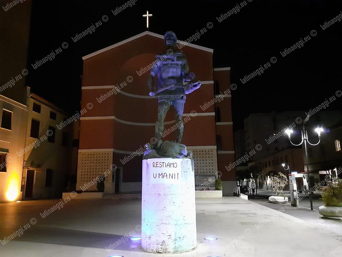 «Restiamo umani», il messaggio pro migranti sotto la statua di San Michele