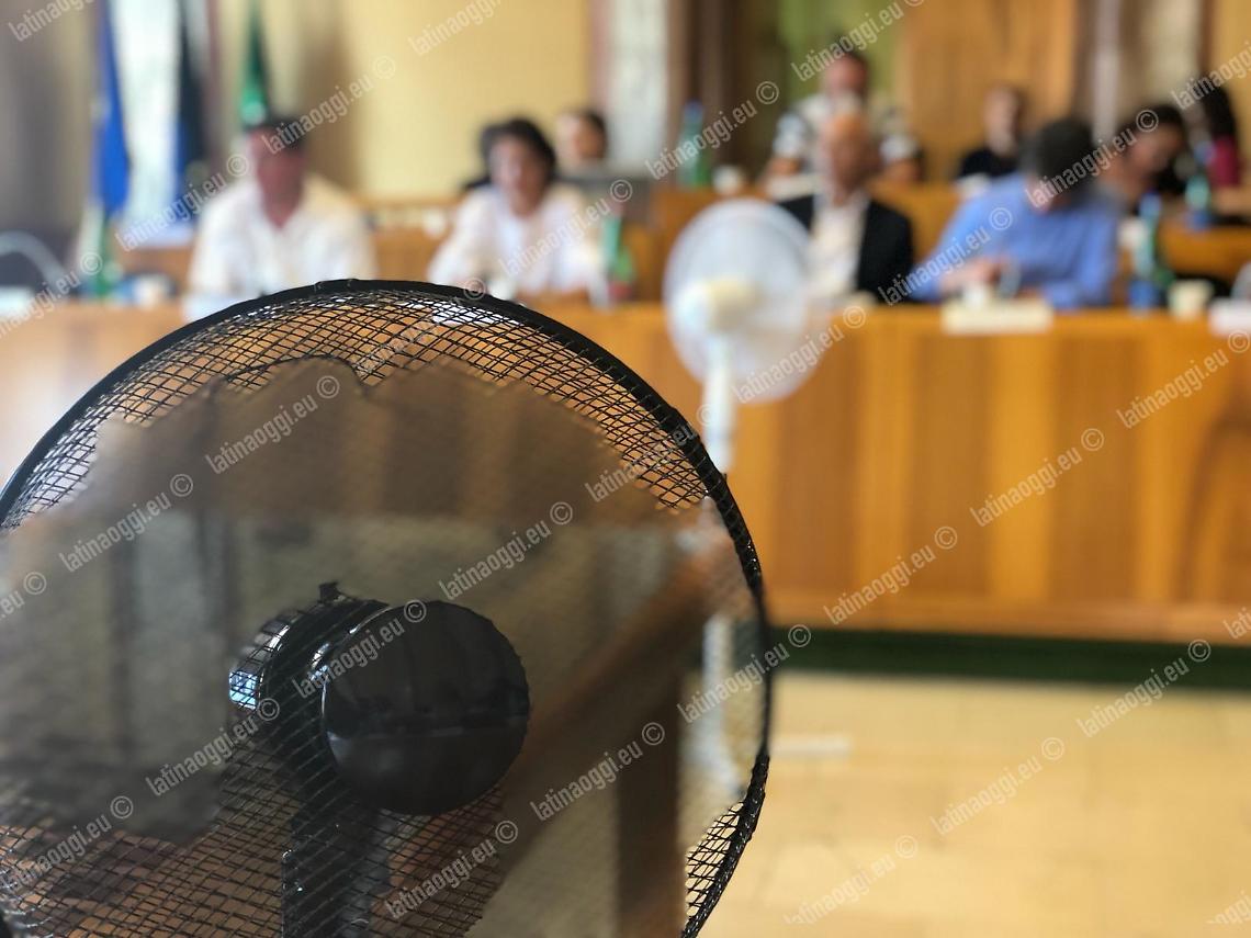 Consiglio comunale torrido: niente aria condizionata, solo 3 ventilatori