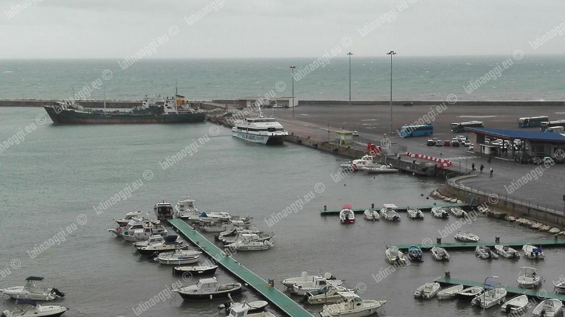 Yacht in avaria mentre naviga verso Ponza, paura per due bambini a bordo