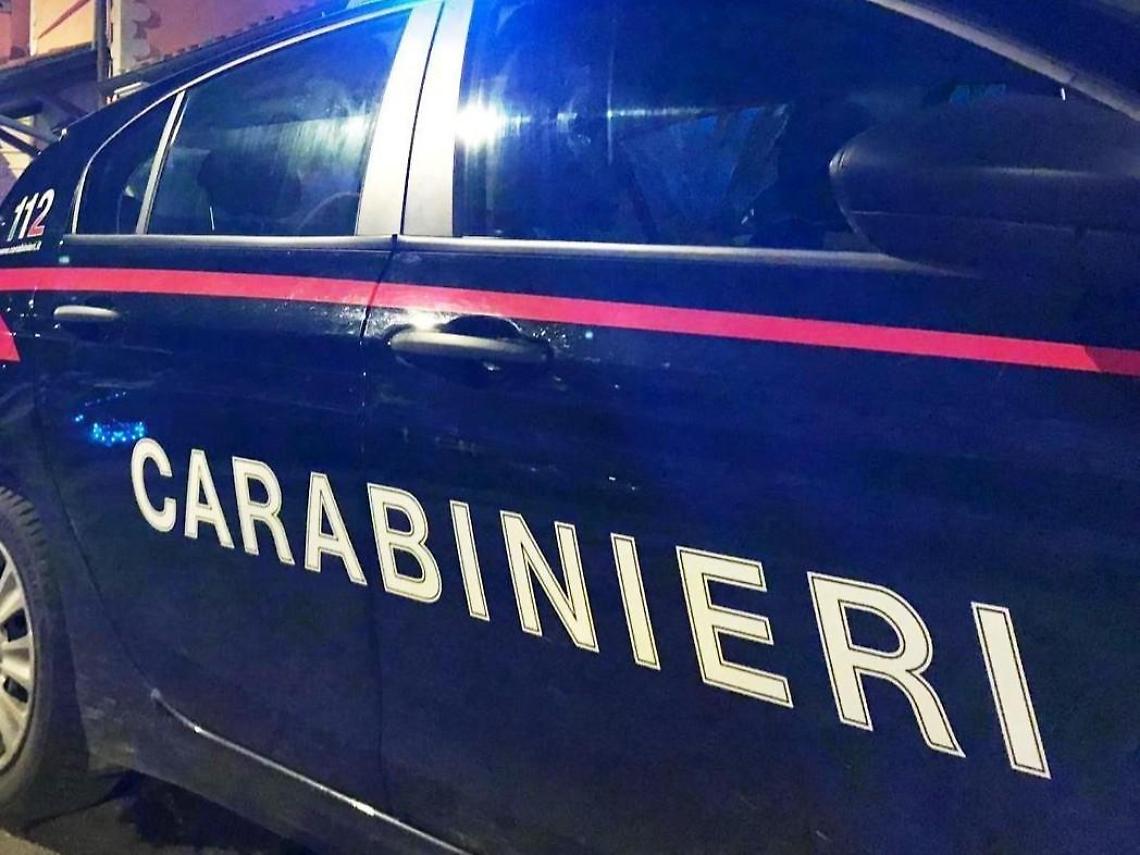 Incidente a Bassiano, un'auto vola per quattro metri nel vuoto: famiglia illesa