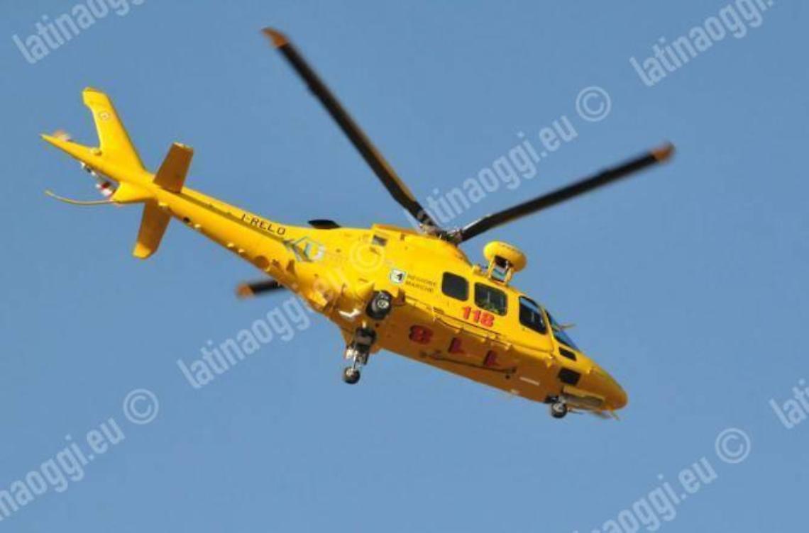 Lenola, finisce fuori strada con la moto. Grave un centauro