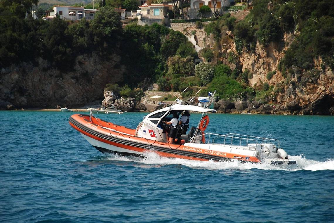 Intrappolati per ore sugli scogli, 3 ragazzi salvati dalla Guardia costiera
