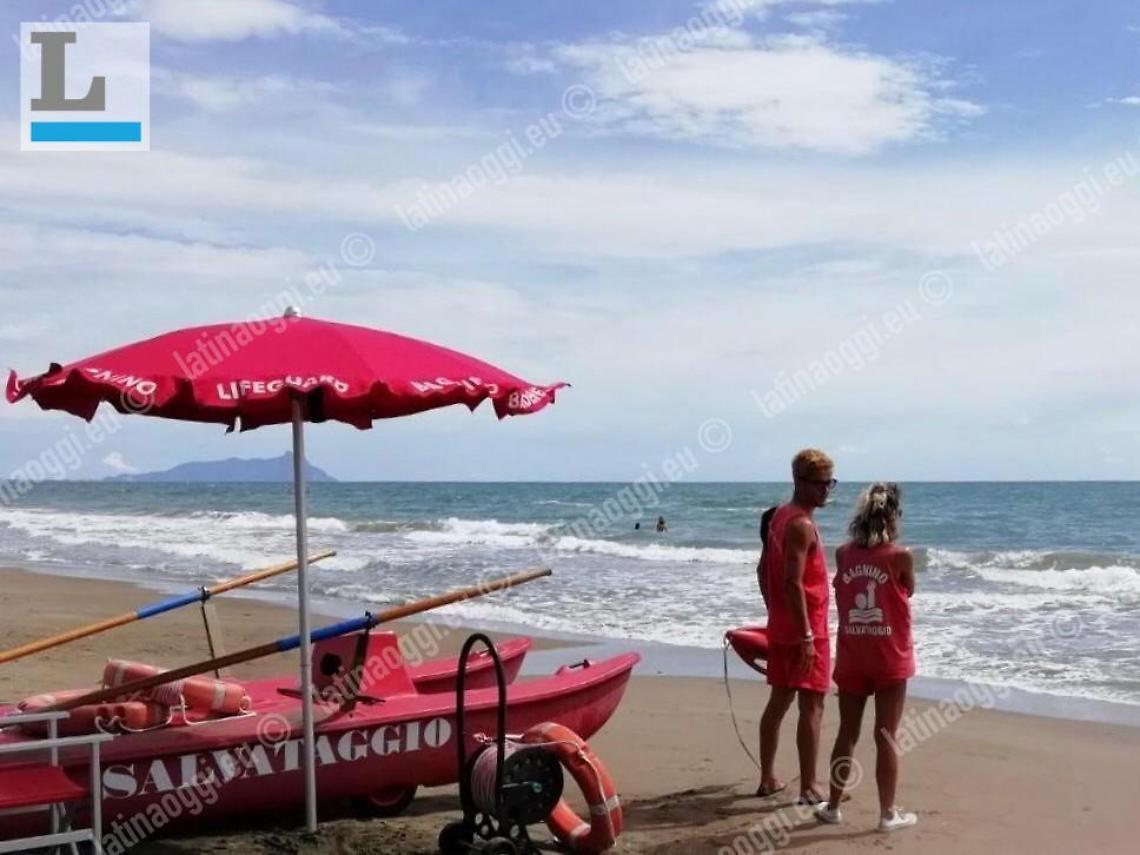 Salvati dai bagnini tre bambini in balia delle onde a Latina