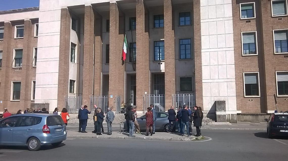 Latina, sfila l'arma ad un vigilante in un supermercato: a giudizio