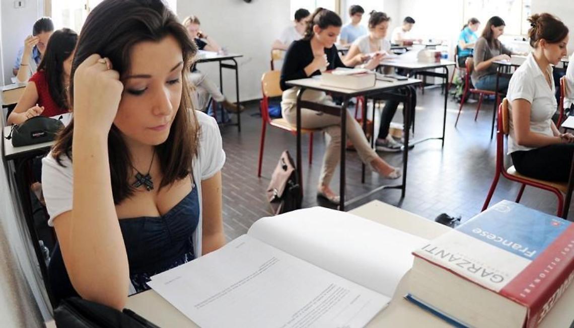 Usano il telefonino all'esame, escluse dalla Maturità e bocciate