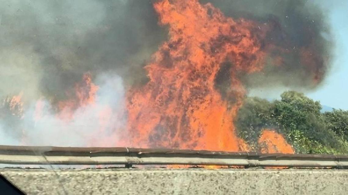 Incendio sulla Pontina, rallentamenti al traffico in direzione Latina
