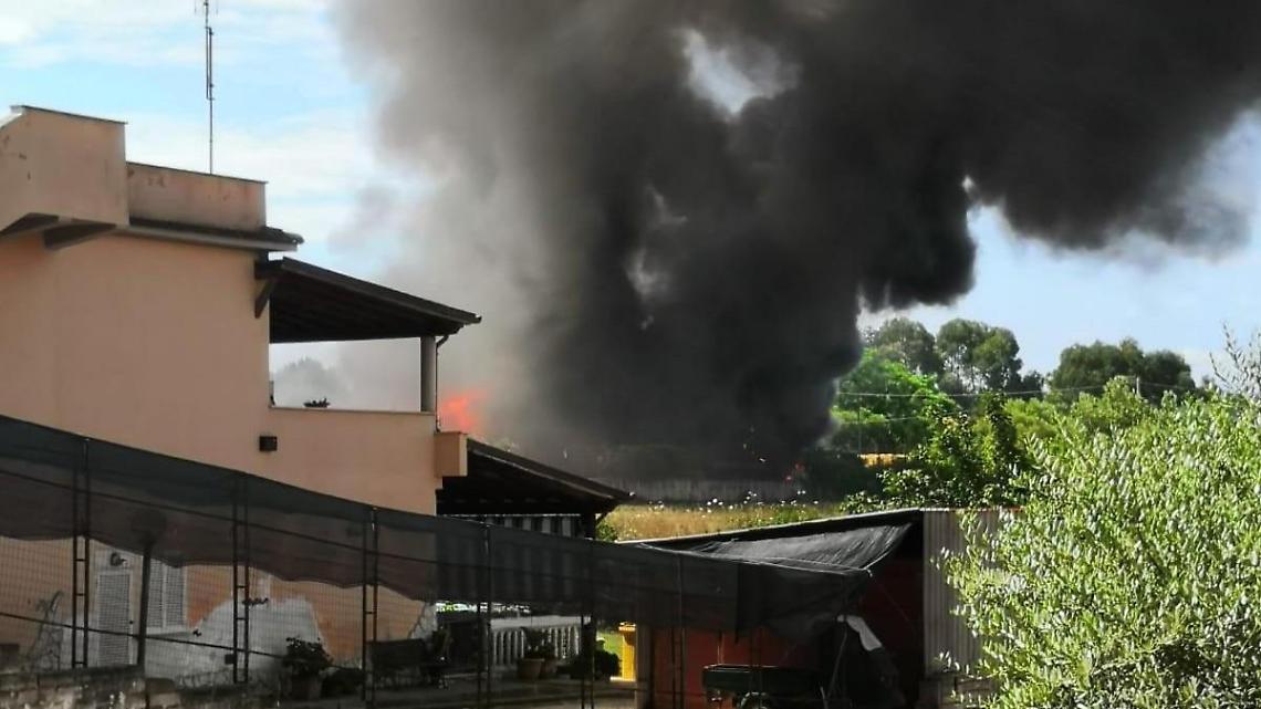 Vasto incendio in via Santa Marinella