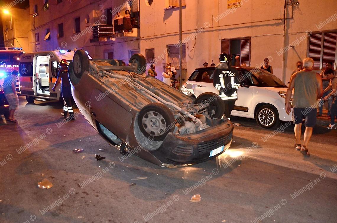 Carambola in centro, auto si schianta contro le vetture in sosta e si ribalta