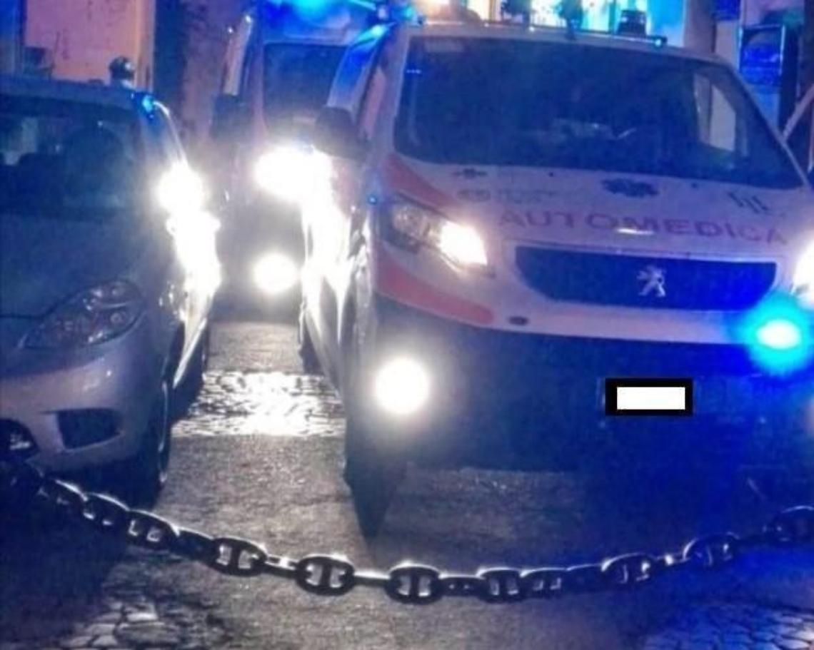 Terracina. Catena chiusa in piazza, l'ambulanza non può entrare