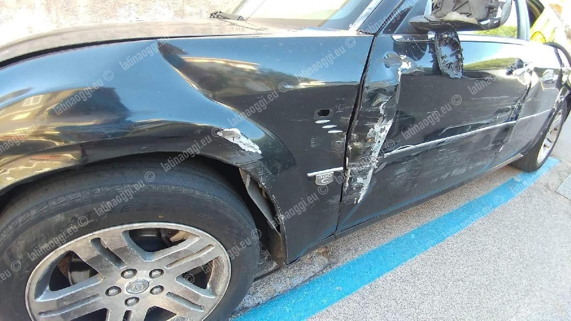 Provoca un incidente e scappa, caccia al "pirata" della strada