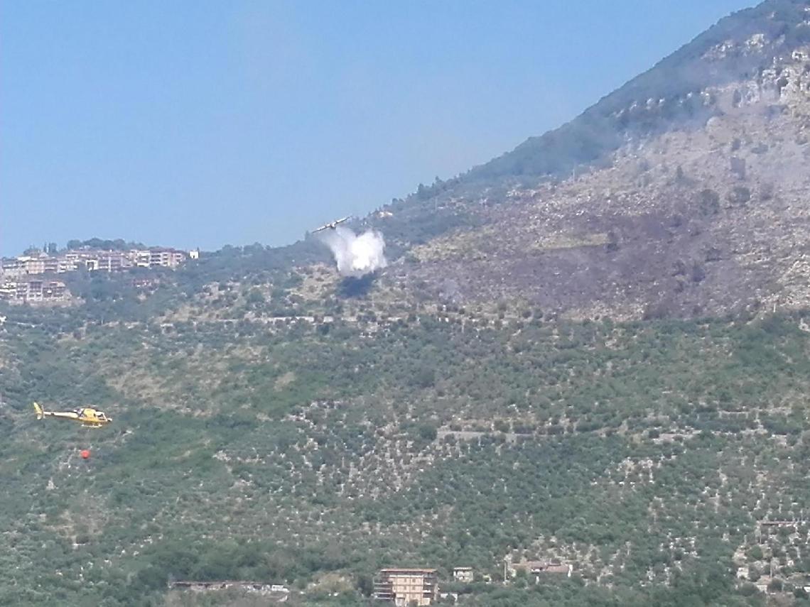 Roccasecca dei Volsci, incendio in montagna: danni ingenti