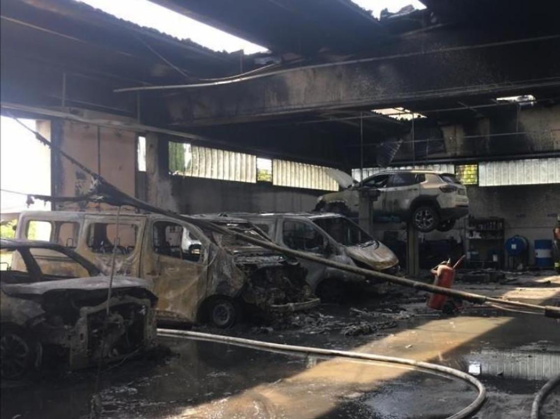 Pomezia, incendio a Santa Palomba: dodici veicoli e un capannone in fiamme