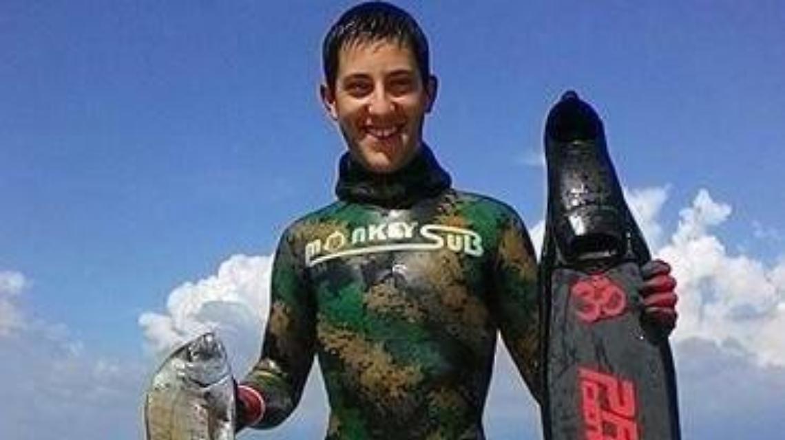 Latina, una folla commossa per l'ultimo saluto a Lorenzo