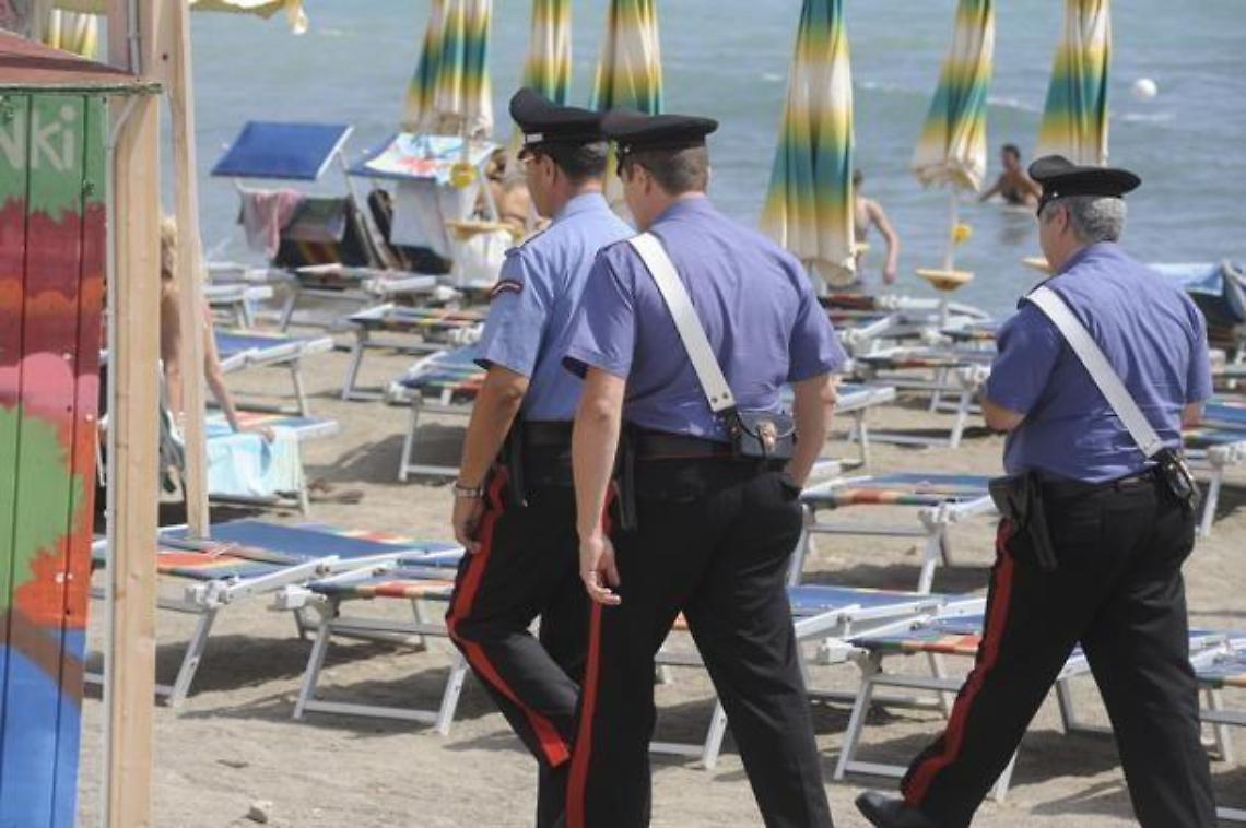 "Molesta i bambini". Panico e tensione sulla spiaggia di Serapo