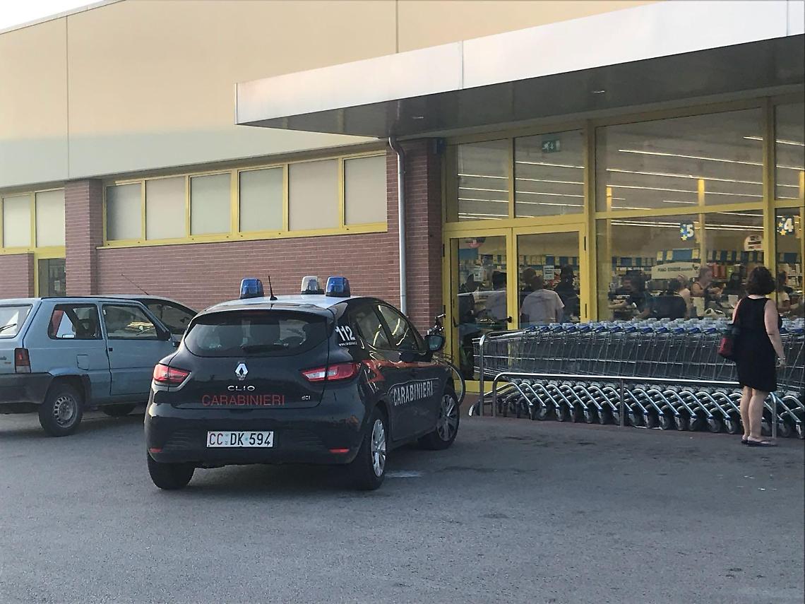 Latina, rapina lampo all'Eurospin di via Paganini: bottino mille euro