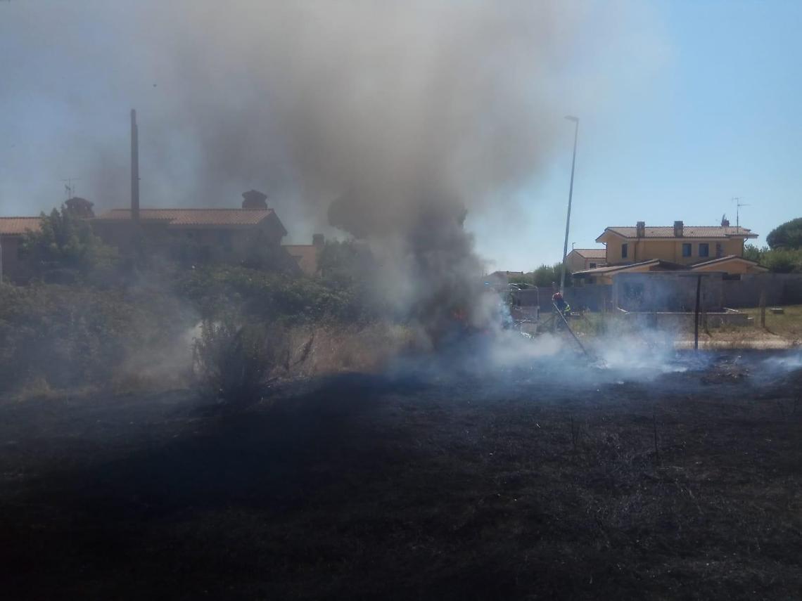 Ardea, incendio alla Nuova California: fiamme alte in via Nera