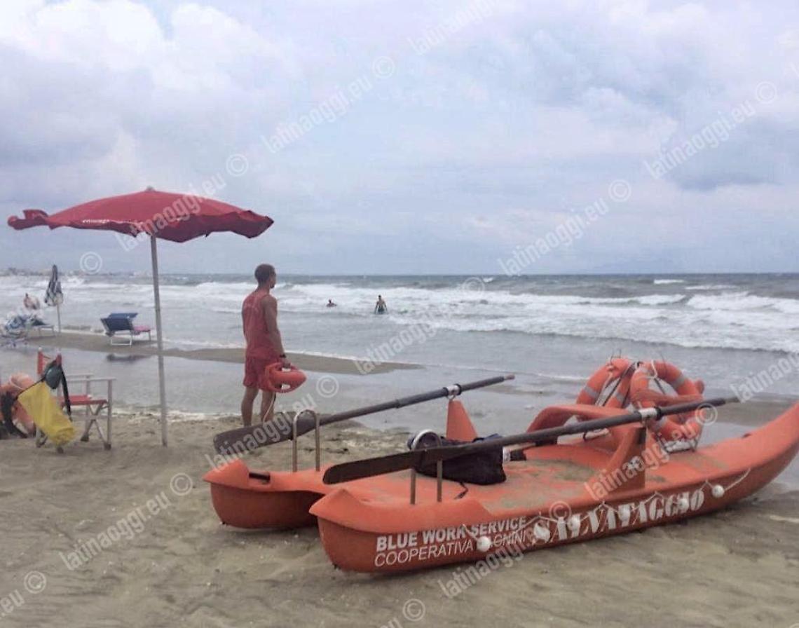 Bagnino salva due adolescenti rimaste in balia delle onde