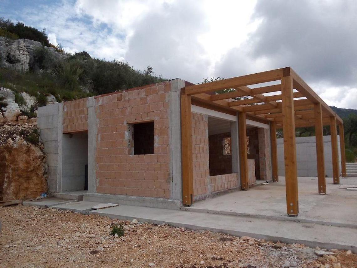 Sonnino, casa e piscina al posto di un rifugio agricolo: tutto sequestrato