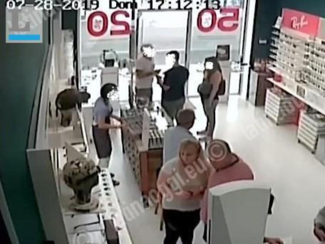 Abili ladri di occhiali in azione, il video li inchioda