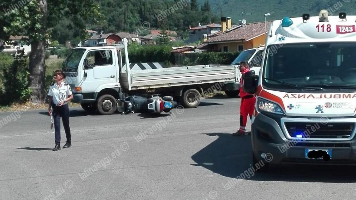 Monte San Biagio, scontro tra camion e scooter. Ferito un giovane