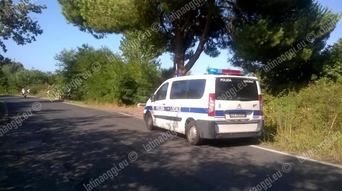 Latina, paura per una donna: auto si ribalta in strada Piccarello