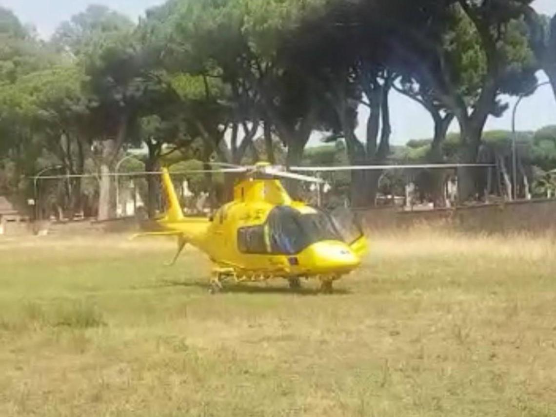 Salva una bimba in mare e accusa un malore, soccorso in elicottero
