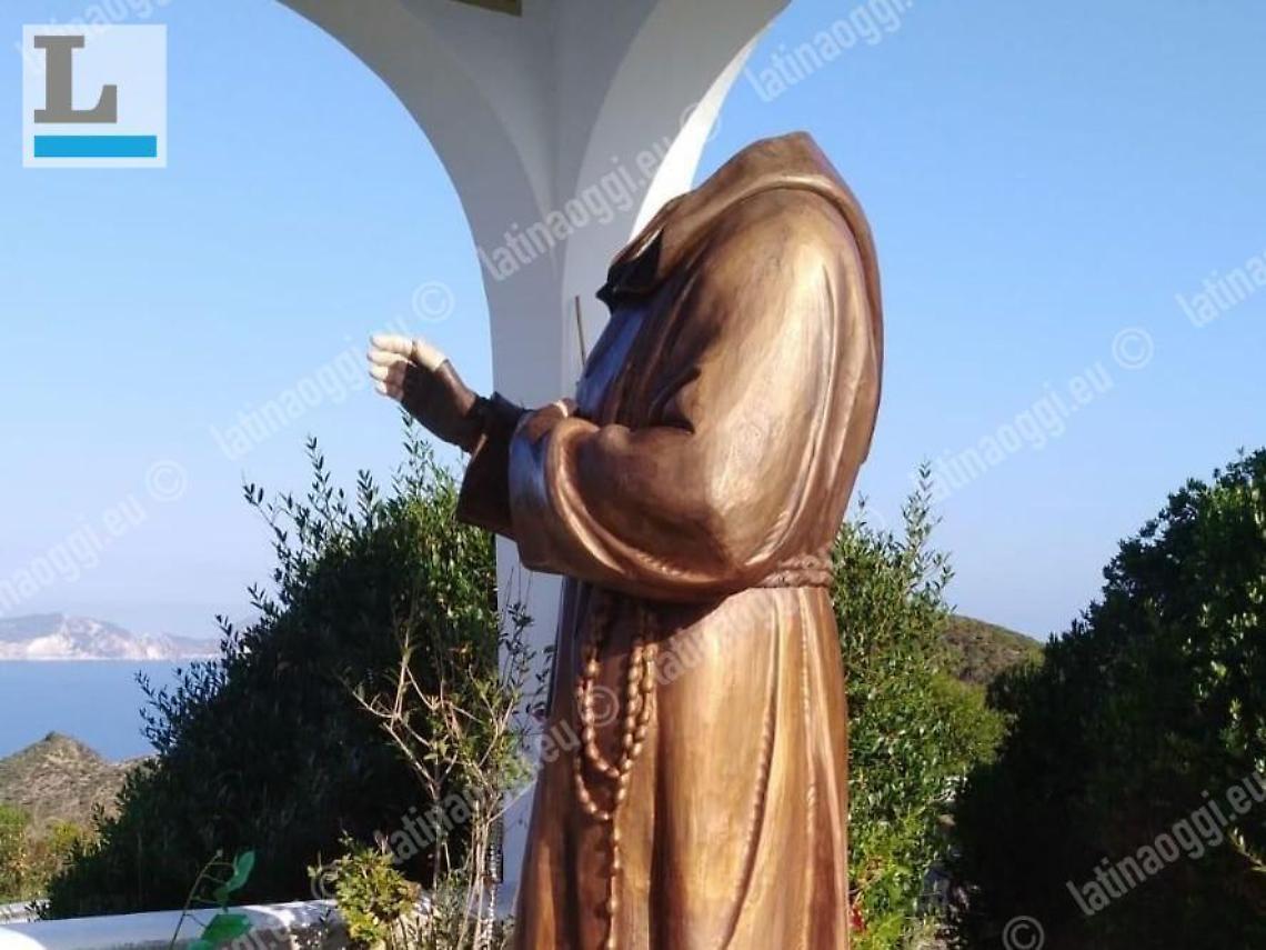 Decapitata la statua di Padre Pio a Ponza. La denuncia del parroco