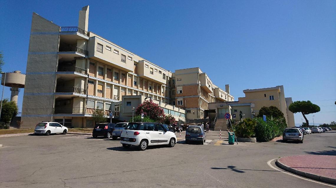 Coppia si apparta in auto e viene aggredita e rapinata