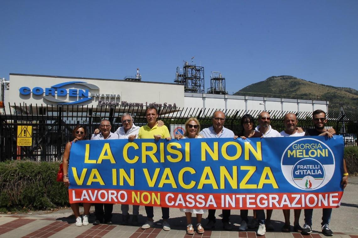Flash mob di FdI davanti la Corden Pharma: "La crisi non va in vacanza"