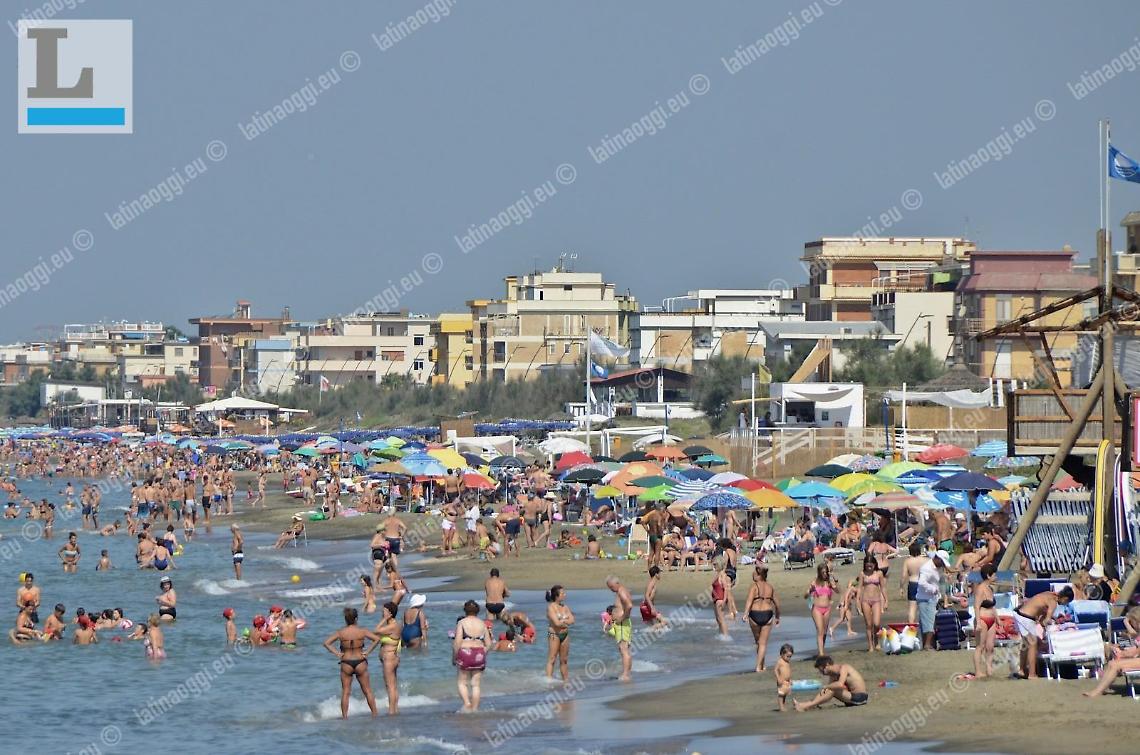 Pestati per odio razziale al Lido: «Vai a vendere quegli stracci al tuo Paese»