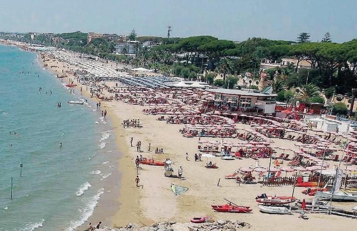 Una draga di propriet&agrave; per il ripascimento con la sabbia di Terracina