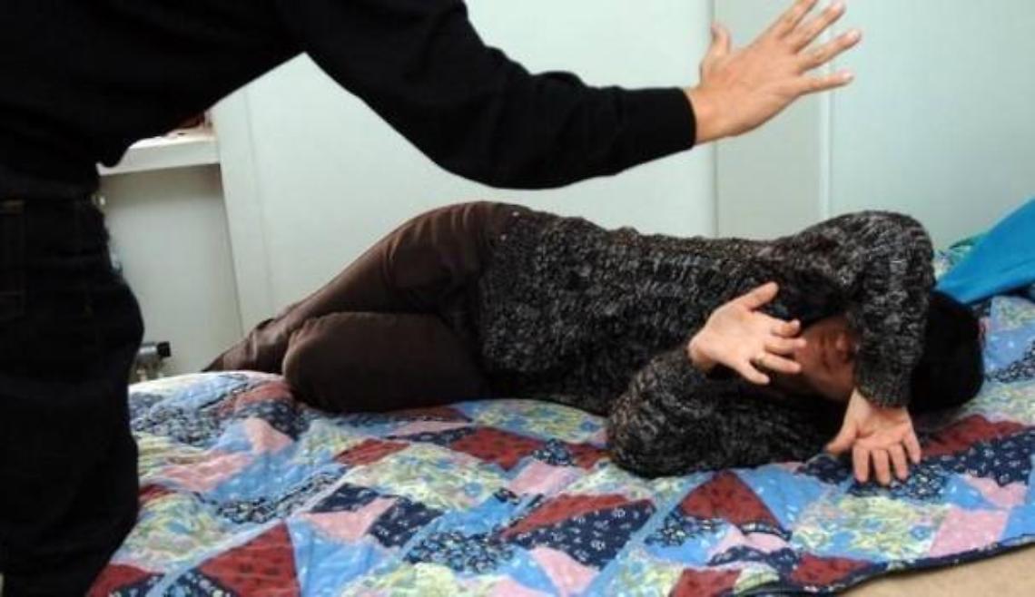 Sputi, botte e insulti alla moglie. Lei trova il coraggio e lo denuncia