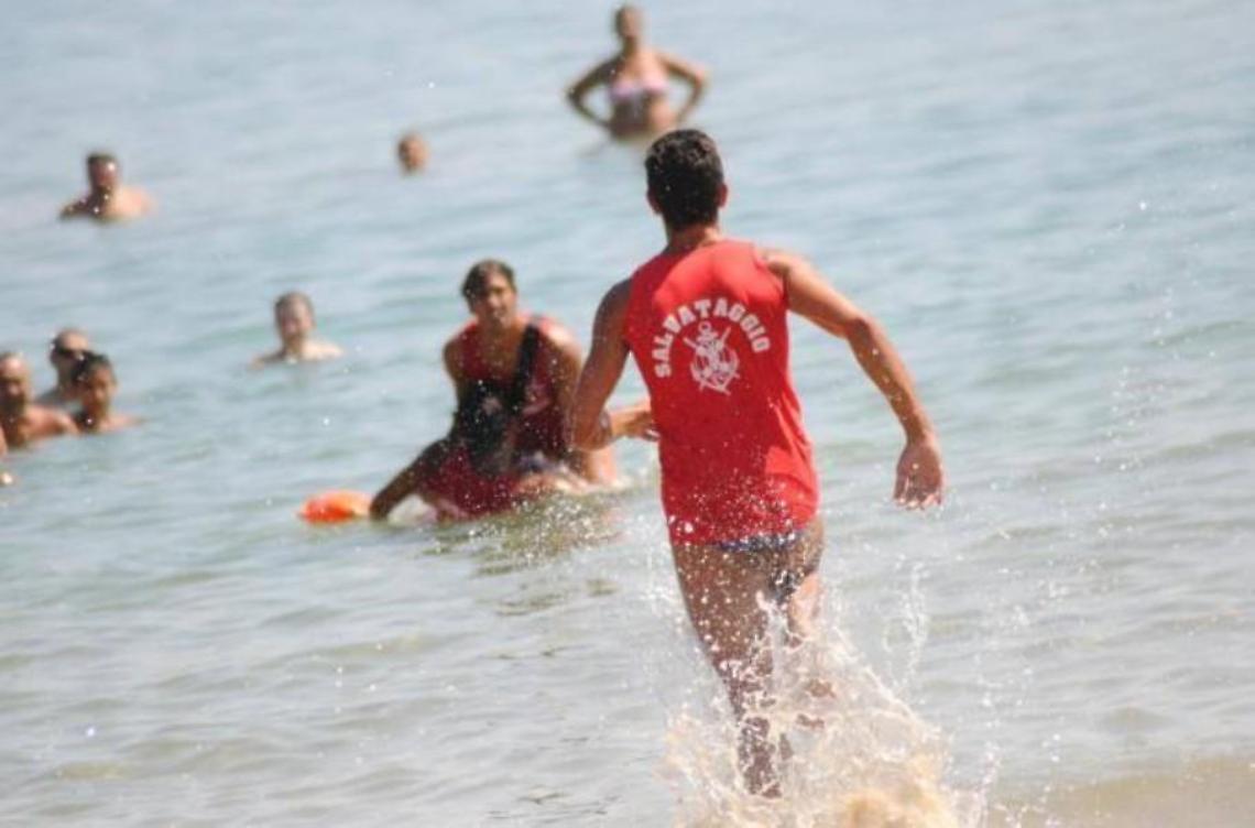 Ardea, uomo rischia di annegare in mare: salvato da un giovane bagnino