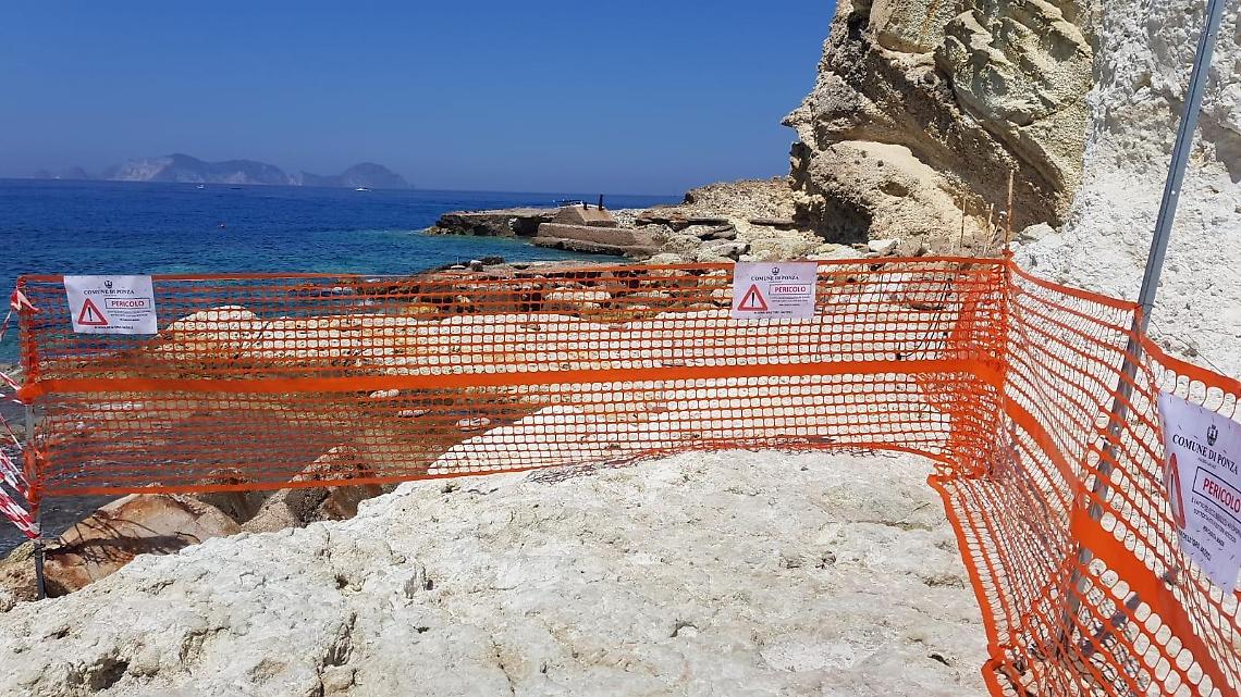 Rischio crollo, a Ponza chiusa Cala dell'Acqua