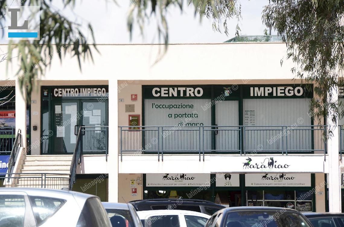 Chiama il Centro per l'Impiego per assumere operai, ma gli addetti sono in ferie