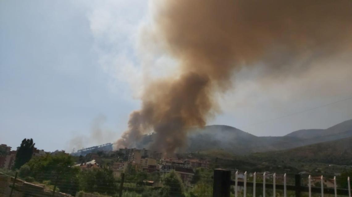 Incendio a Formia, distrutti ettari di vegetazione. Paura per i residenti