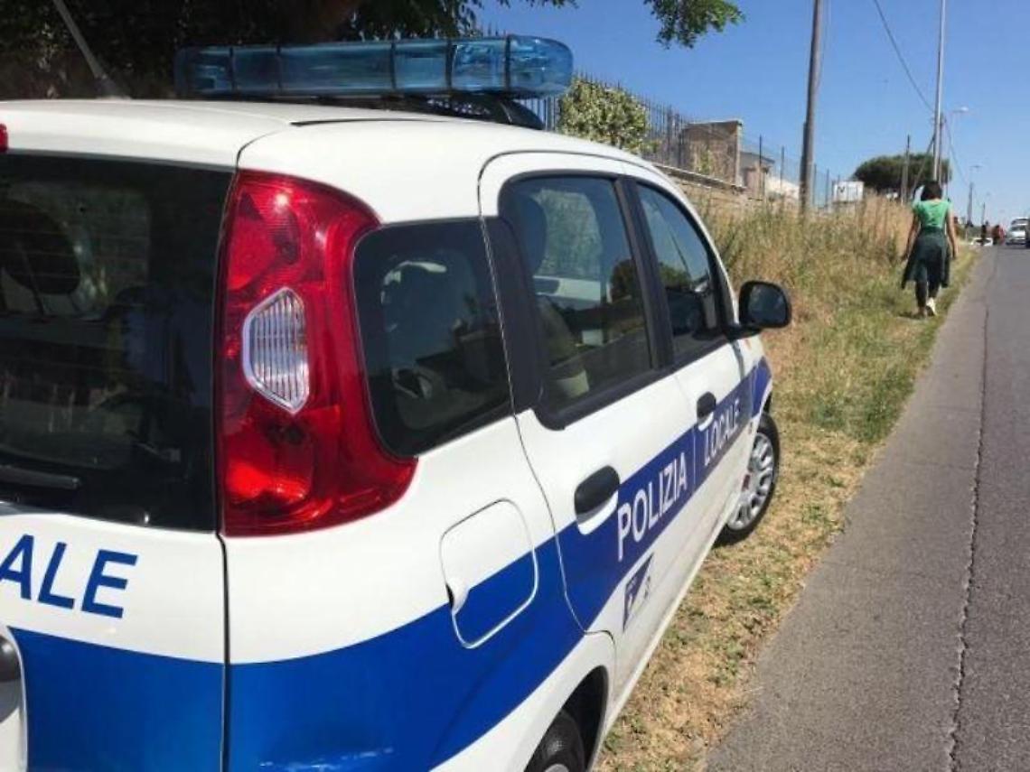 Anzio, lasciano i tre bimbi in auto al caldo e vanno a fare la spesa
