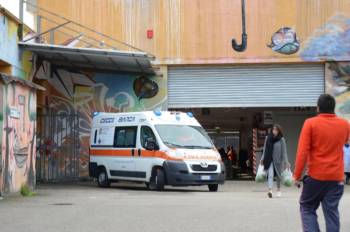 Colto da infarto mentre fa la spesa, 70enne rianimato al mercato dal 118