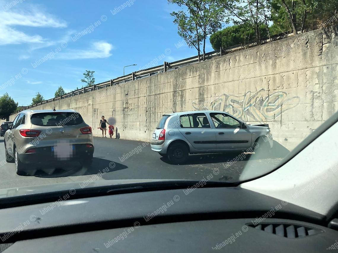 Tamponamento tra due auto, una vettura finisce di traverso sulla Pontina