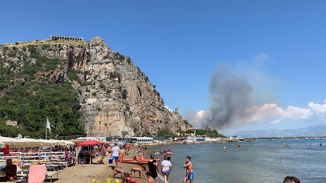 Due incendi all'ora di pranzo, spegnimento ancora in corso