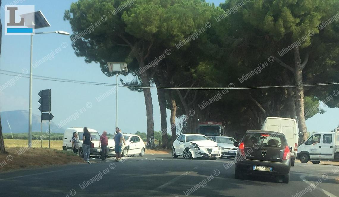 Incidente sull'Appia: tre auto coinvolte nello scontro all'incrocio