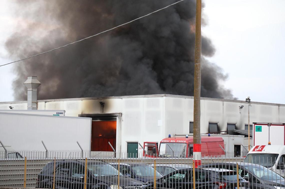 Latina, rogo a Borgo San Michele: i residenti: abbiamo sentito diversi botti
