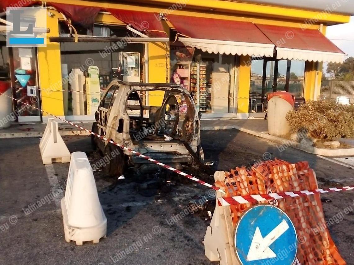 Latina, auto a fuoco sulla Pontina: paura per il conducente di una Smart