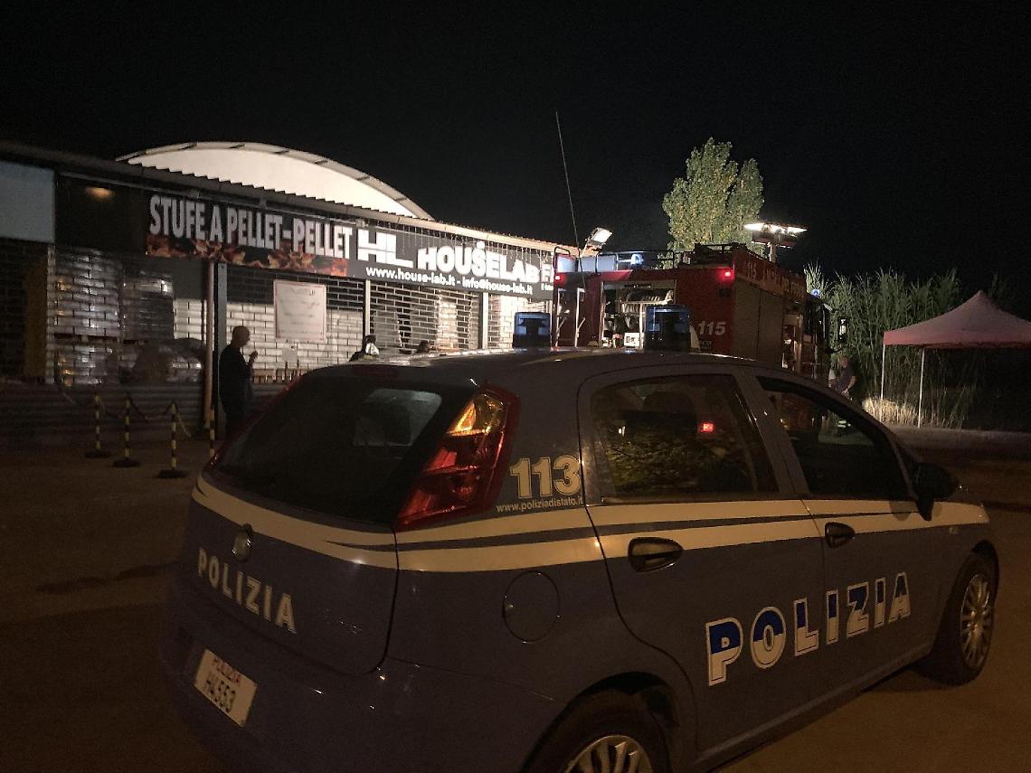 Incendio doloso a Nettuno, fiamme in un negozio di pellet