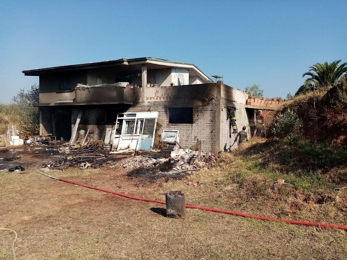 Incendio in una casa a Santa Palomba, garage distrutto e abitazione inagibile