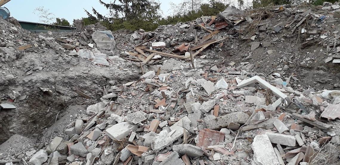 Torvajanica (Pomezia), rifiuti speciali in un terreno: scatta il sequestro