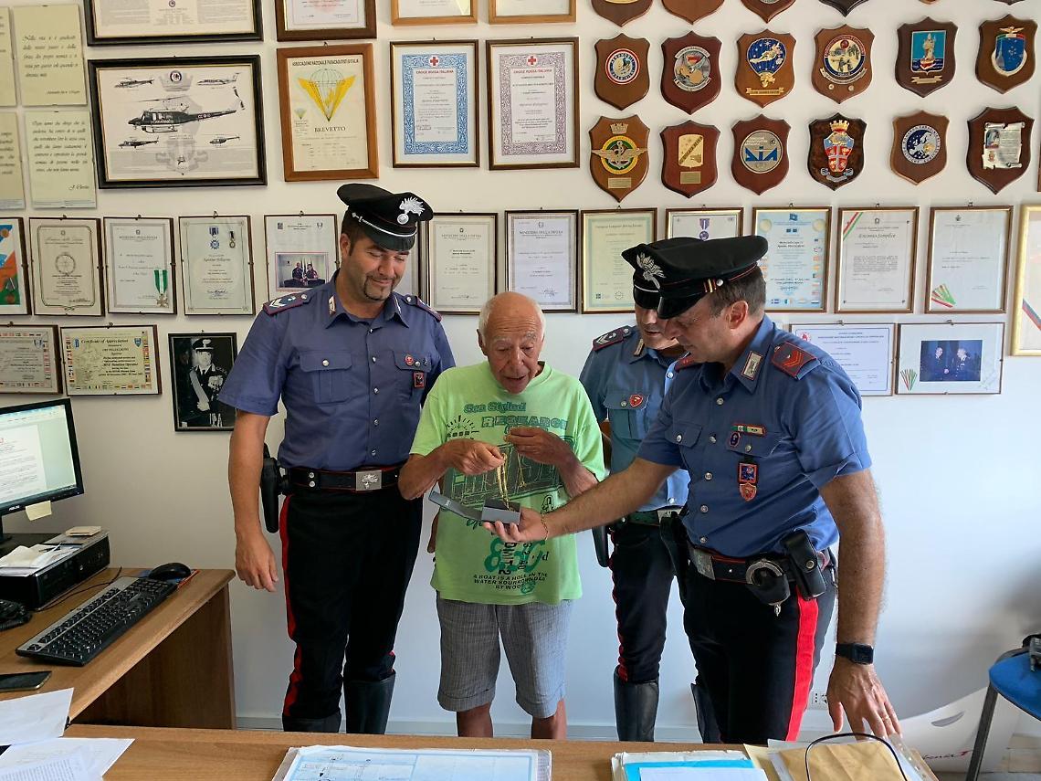 Ruba anello e collana ad un anziano: inseguito ed arrestato