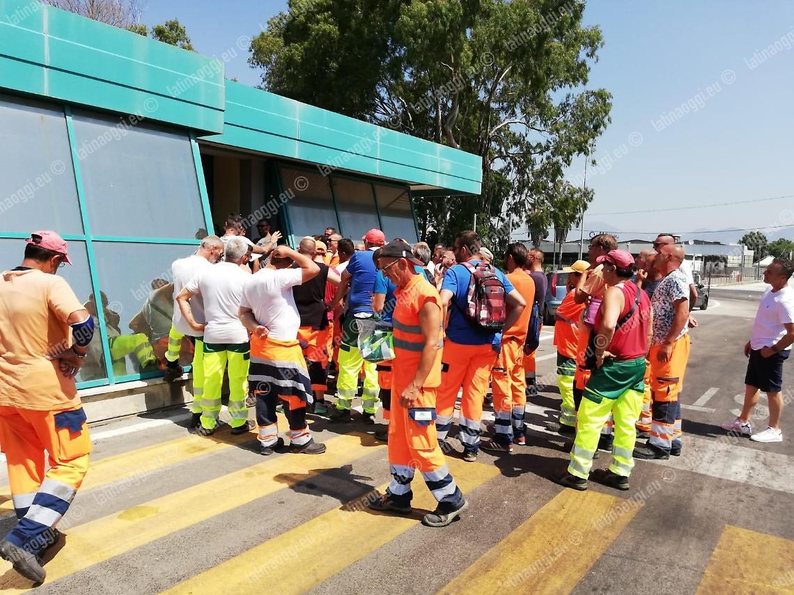 Buste paga incomplete e straordinari non pagati: operai Abc furiosi