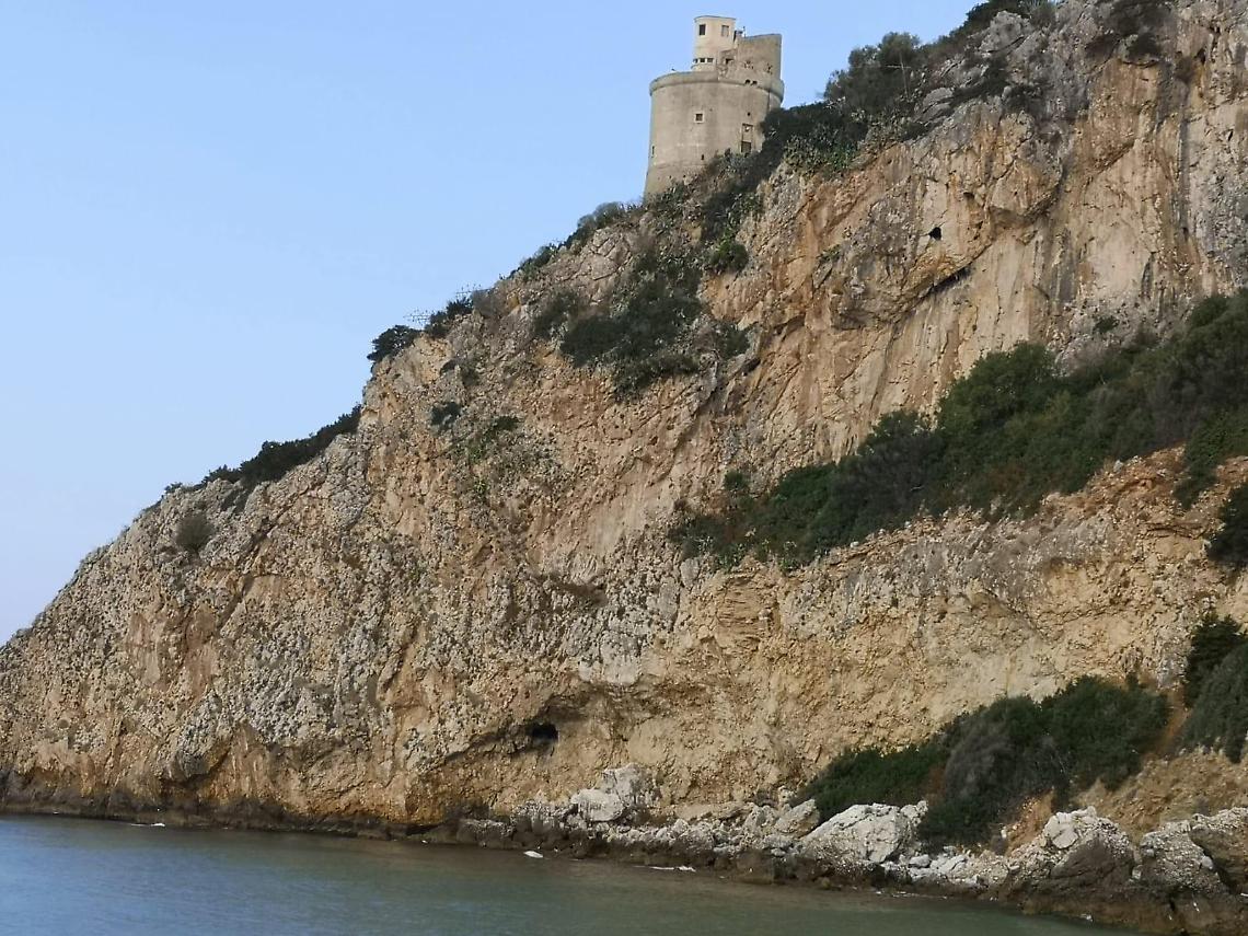 Ancora crolli di massi in prossimità della scogliera di Torre Fico